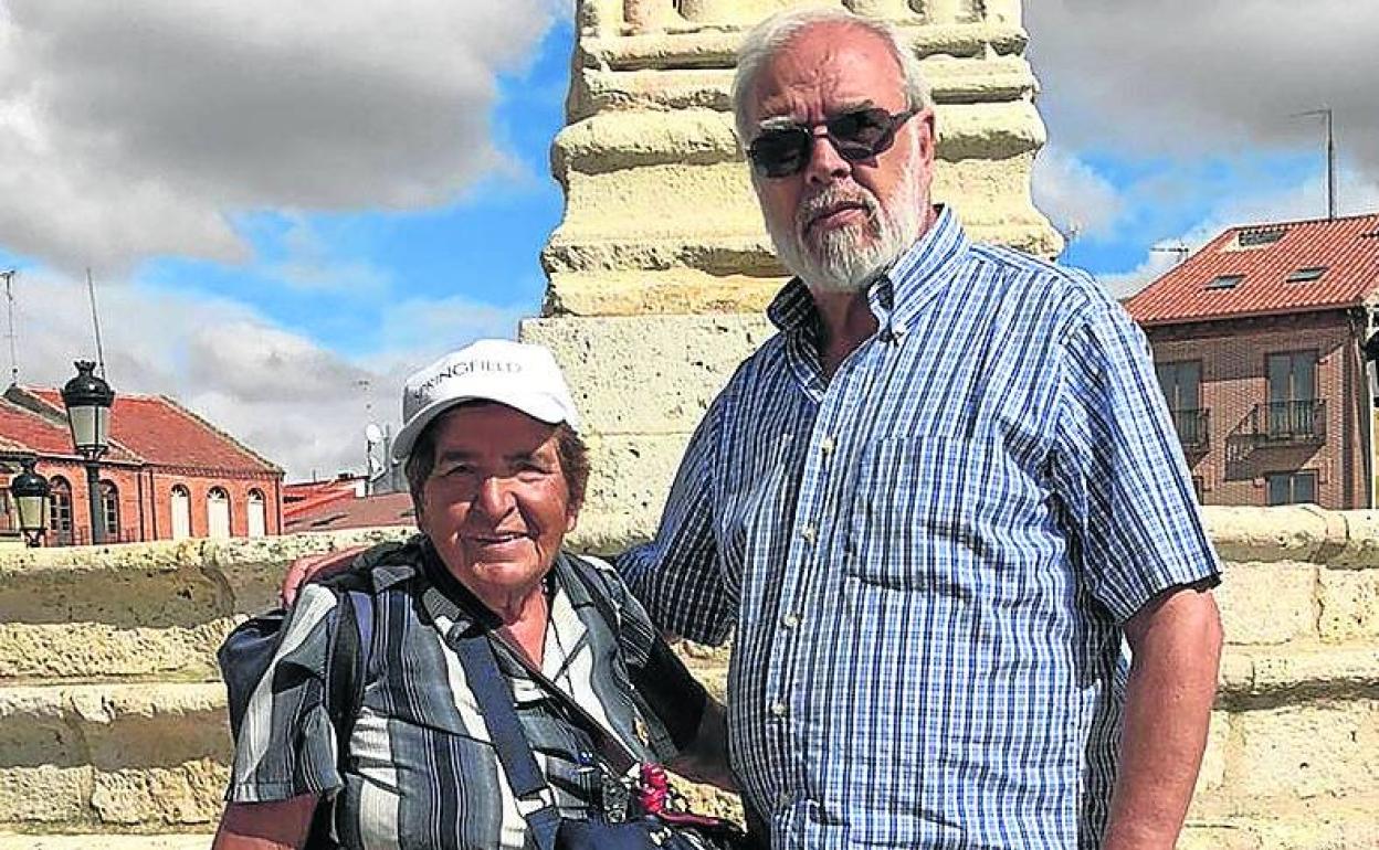 Eusebia Chimeno y Paco Arroyo junto al rollo de Villalón..