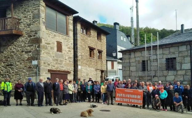 Vecinos de Porto de Sanabria durante el paro de cinco minutos. 