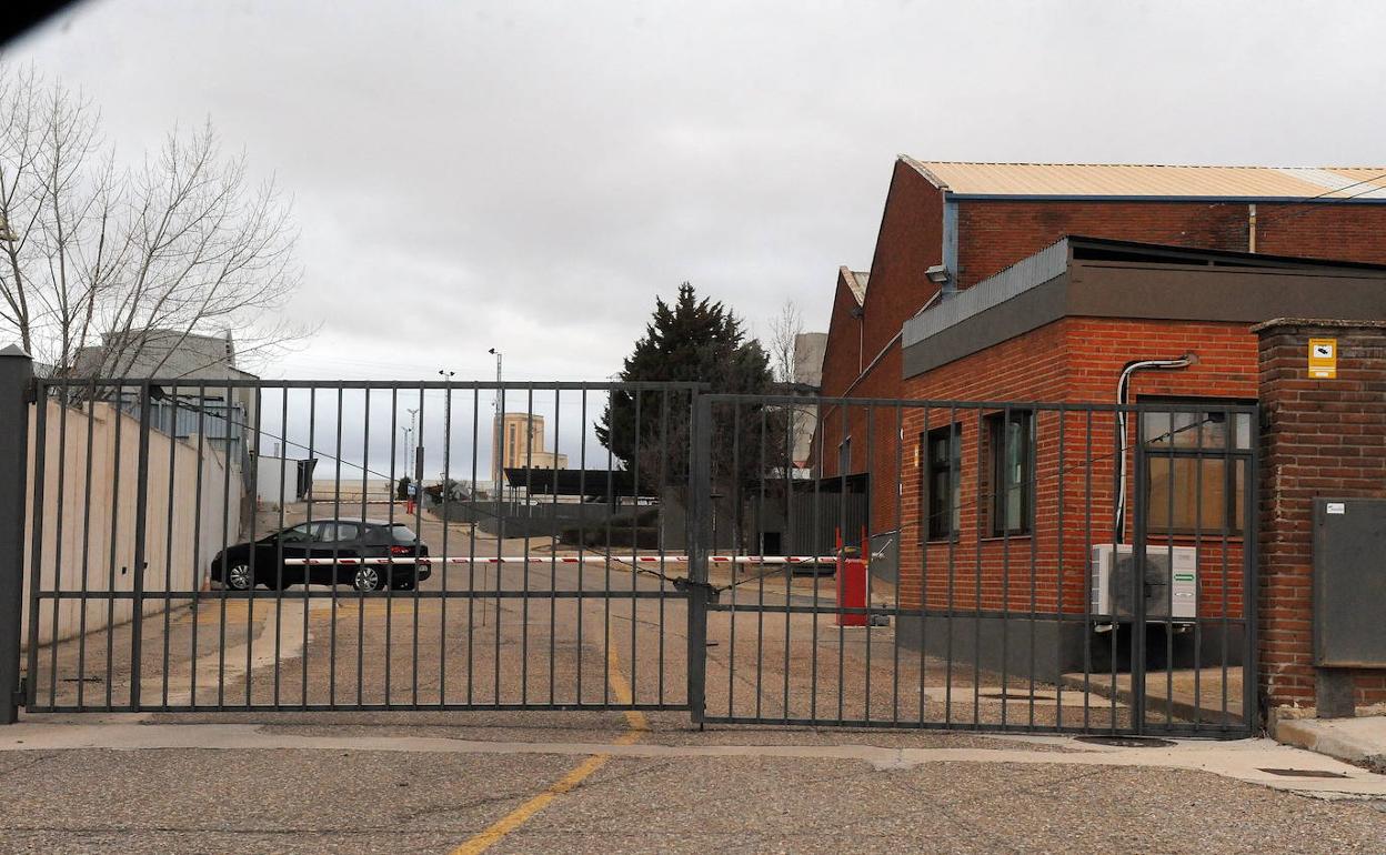 Acceso a las instalaciones de la empresaIsowat-Made en Medina. 