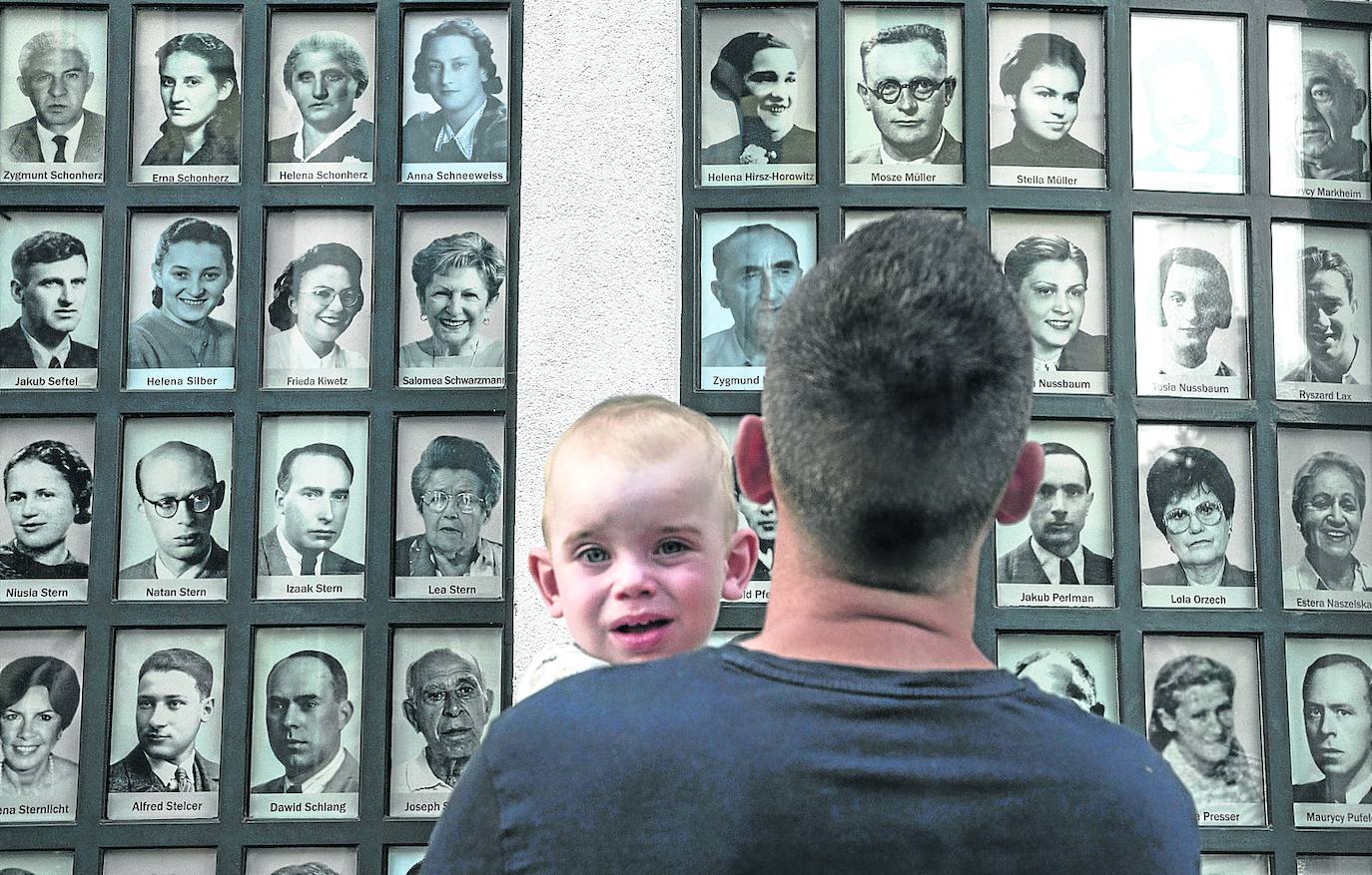 Imagen principal - La Deutsche Emailwarenfabrik, la fábrica de Schindler, luce a la puerta fotos de los judíos que integraban su lista. Muro de lápidas rotas del cementerio y sinagoga Remuh. Chicas hebreas bailan en la Plaza de los Héroes, junto a la botica de Tadeusz Pankiewicz.