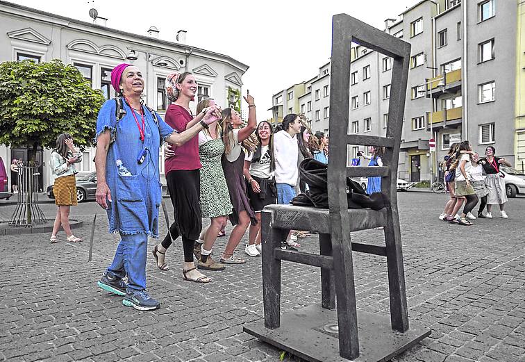 Imagen secundaria 2 - La Deutsche Emailwarenfabrik, la fábrica de Schindler, luce a la puerta fotos de los judíos que integraban su lista. Muro de lápidas rotas del cementerio y sinagoga Remuh. Chicas hebreas bailan en la Plaza de los Héroes, junto a la botica de Tadeusz Pankiewicz.