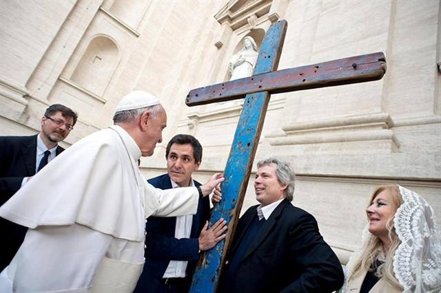 El Papa Francisco, con la cruz de Lampedusa. 