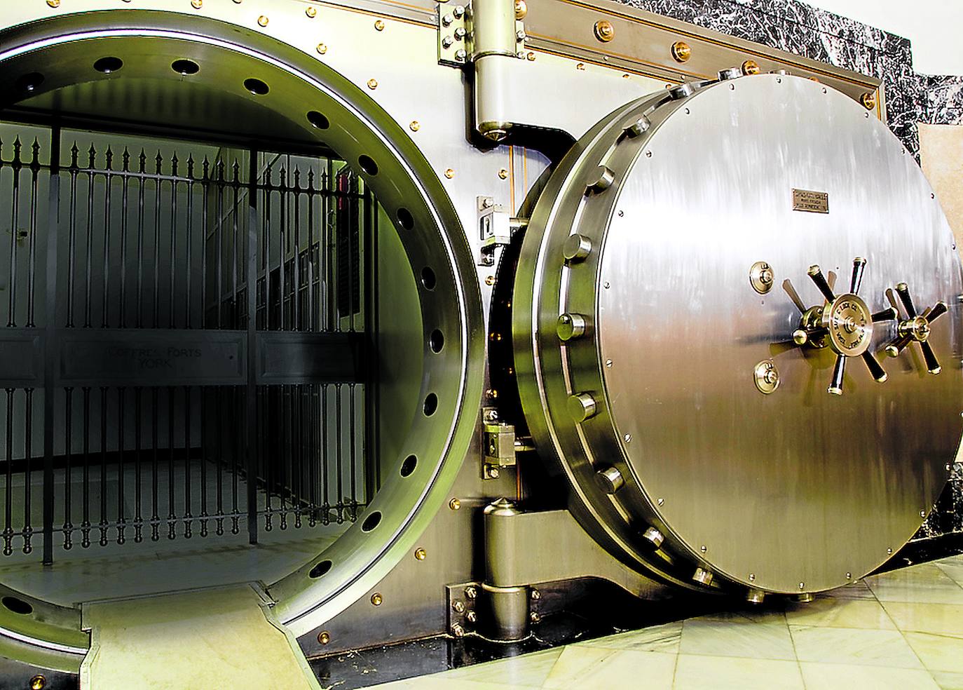 La primera de las puertas acorazadas que dan acceso a la cámara del oro. Es la mayor de las tres y pesa 16.500 kilos.