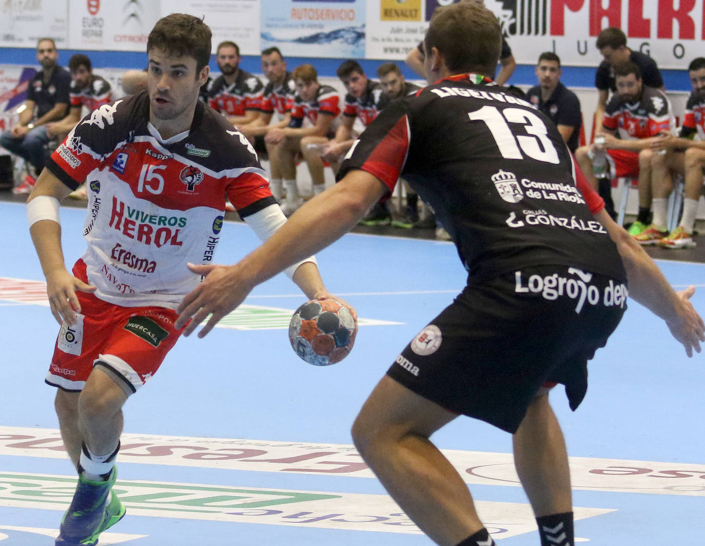 Partido entre el Balonmano Nava y el Logroño 