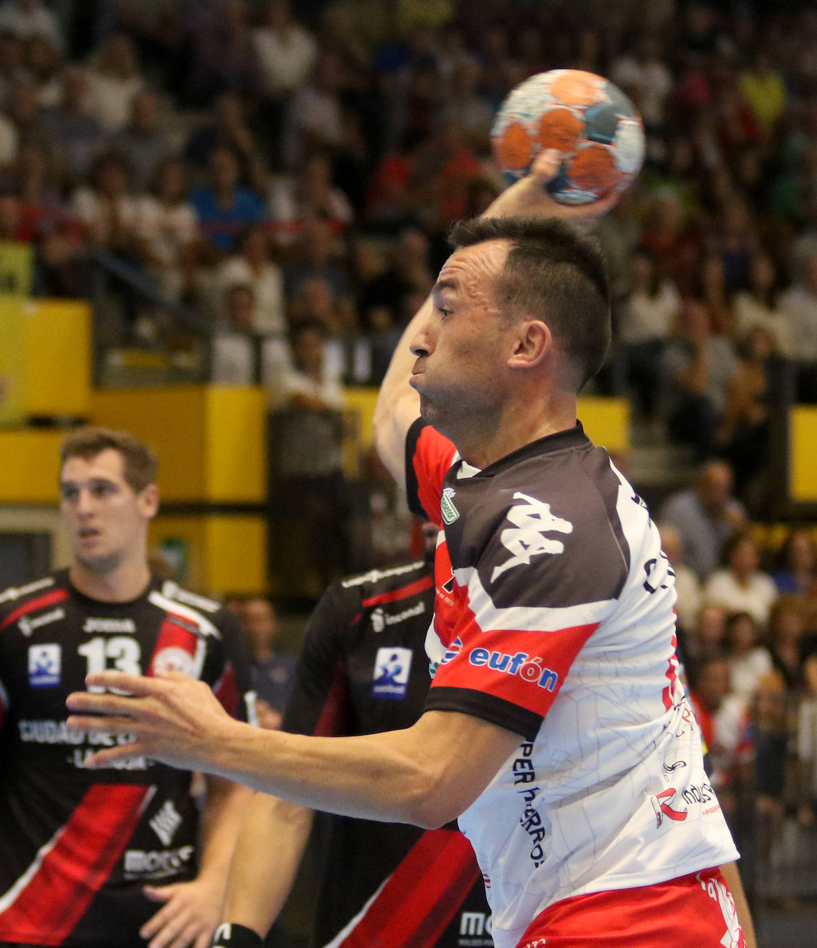 Partido entre el Balonmano Nava y el Logroño 