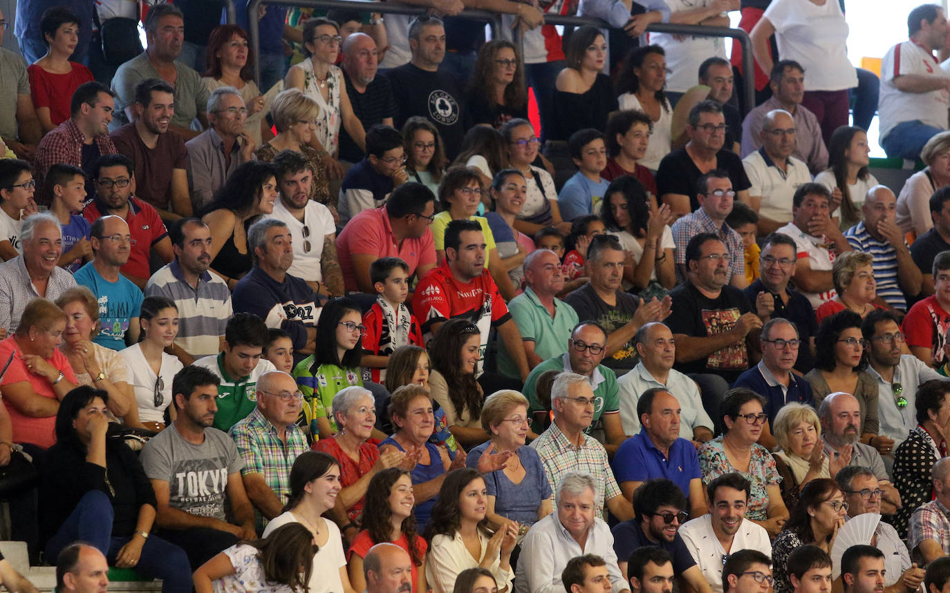 Partido entre el Balonmano Nava y el Logroño 