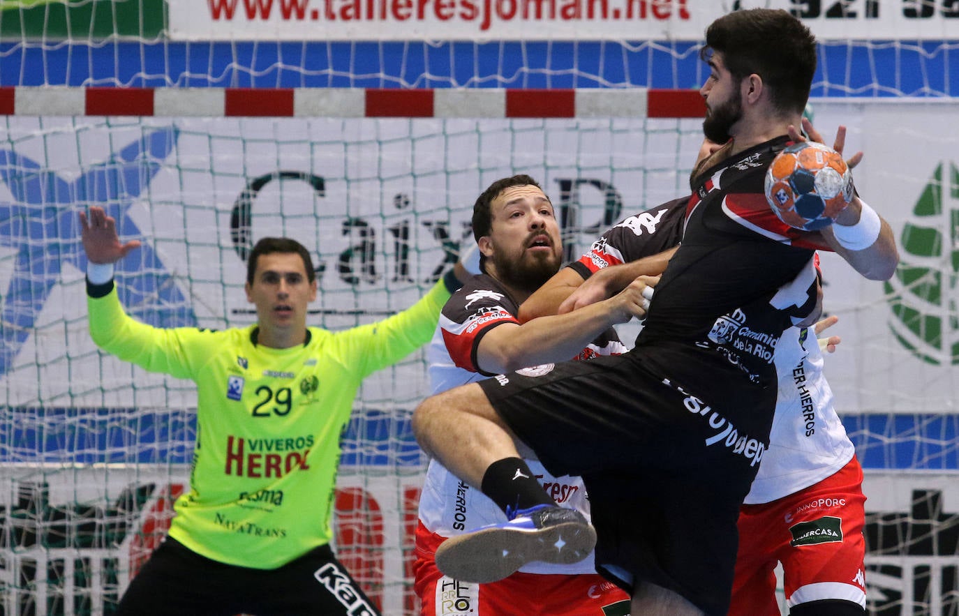 Partido entre el Balonmano Nava y el Logroño 