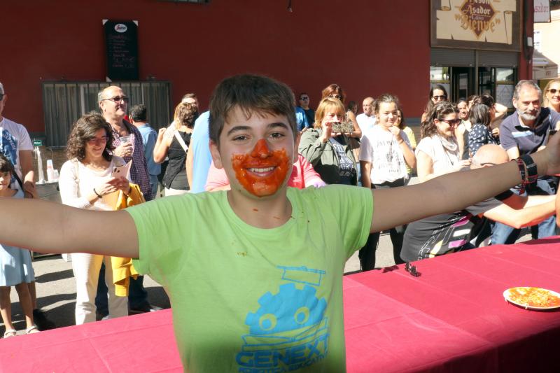 Participantes en el concurso de comer sin manos en el barrio de Pilarica de Valladolid.