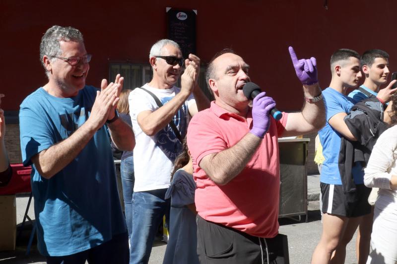 Participantes en el concurso de comer sin manos en el barrio de Pilarica de Valladolid.