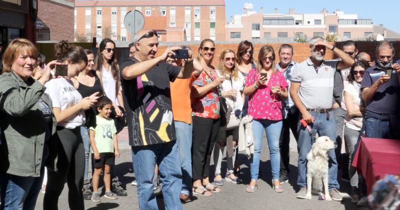 Participantes en el concurso de comer sin manos en el barrio de Pilarica de Valladolid.