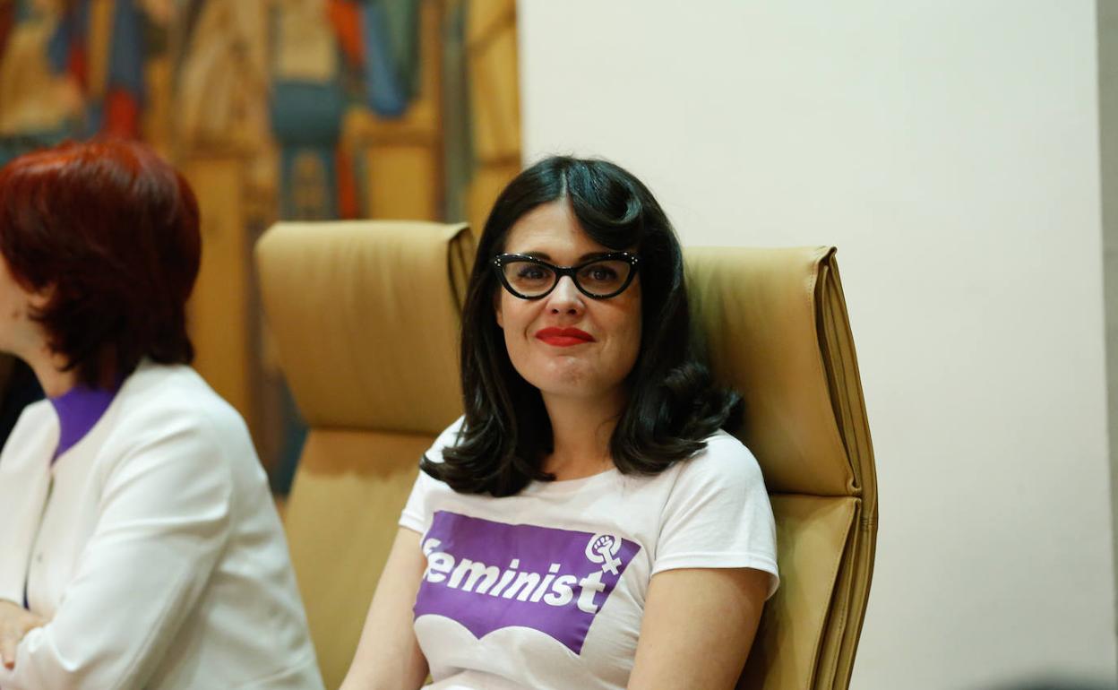 Virgina Carrera, concejala de IU, durante el pleno celebrado ayer en el Ayuntamiento.