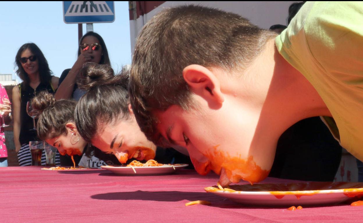 Marta, Nerea y Pedro, en una de las rondas del concurso. 