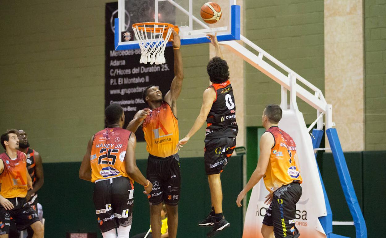 Una acción del partido de la Copa EBA entre los equipos salmantinos. 