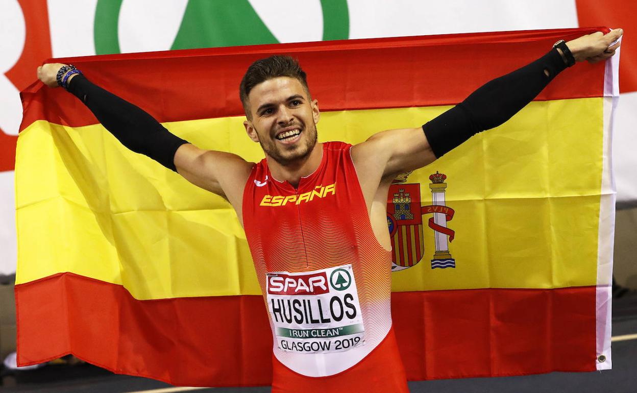 Óscar Husillos posa con la bandera de España tras ganar la plata en el Europeo de pista cubierta.