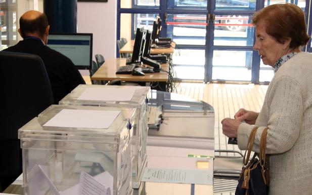 Una mujer, ante las urnas habilitadas en el centro de La Albuera. 