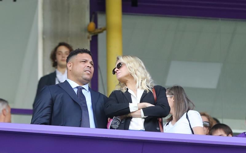 Salisu marca a Morata.