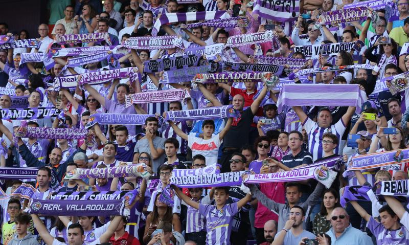 Salisu marca a Morata.