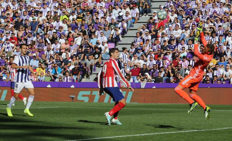 Salisu marca a Morata.