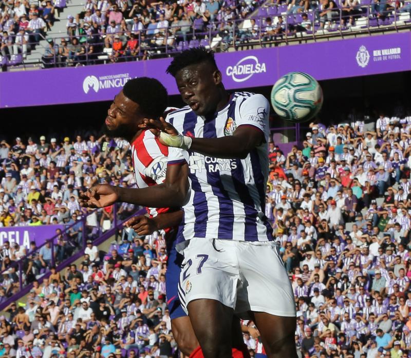 Salisu marca a Morata.