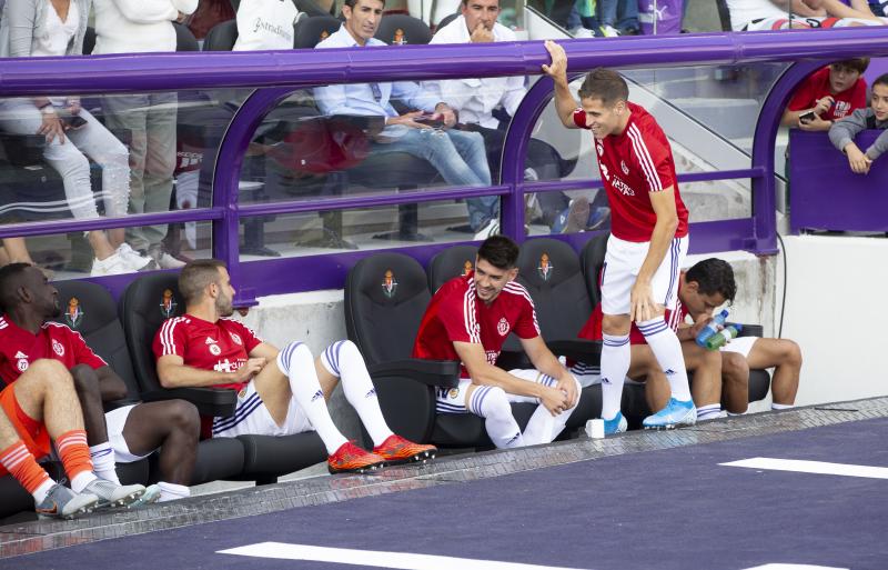 Salisu marca a Morata.