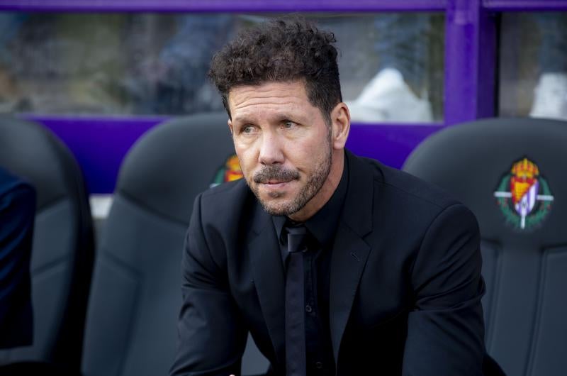 Salisu marca a Morata.