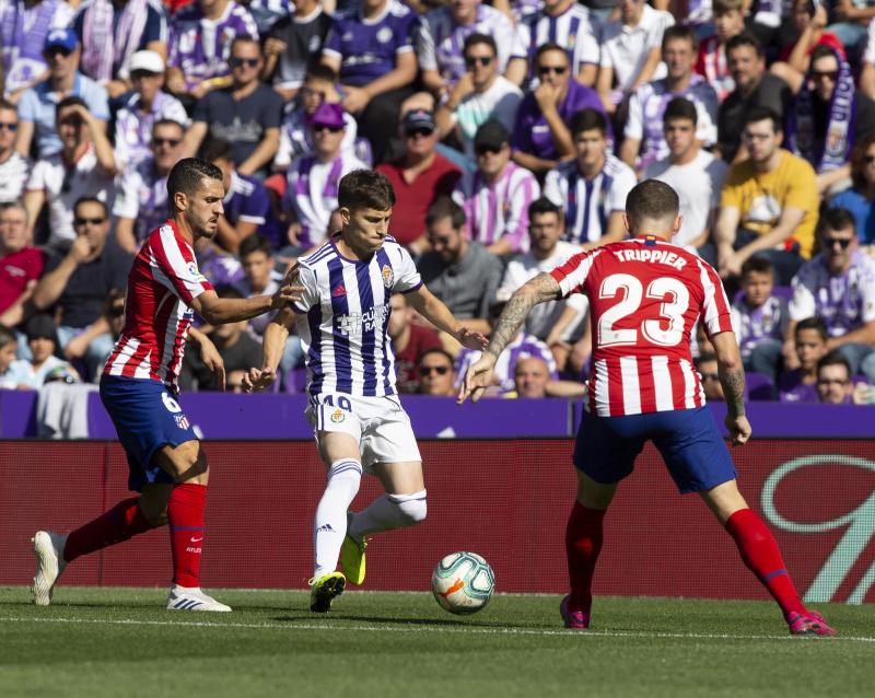 Salisu marca a Morata.