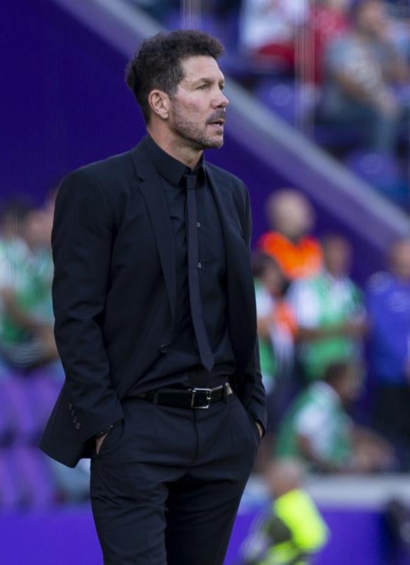 Salisu marca a Morata.