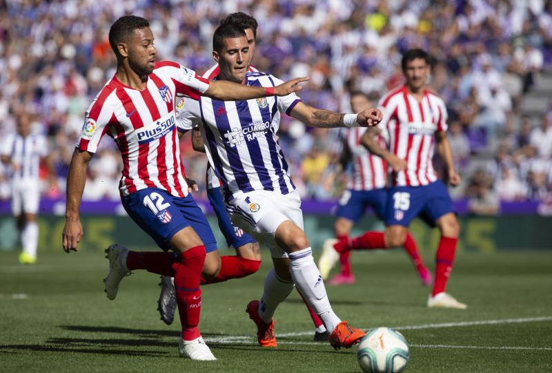 Salisu marca a Morata.