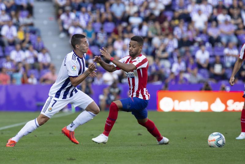 Salisu marca a Morata.