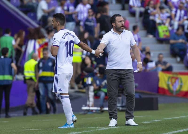 Salisu marca a Morata.