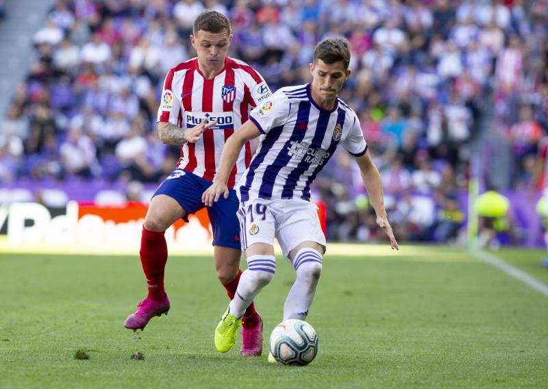 Salisu marca a Morata.