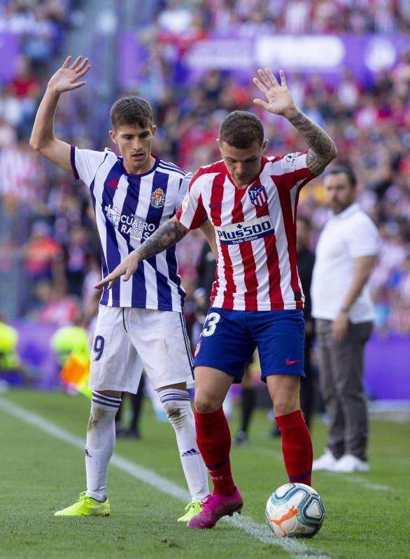 Salisu marca a Morata.