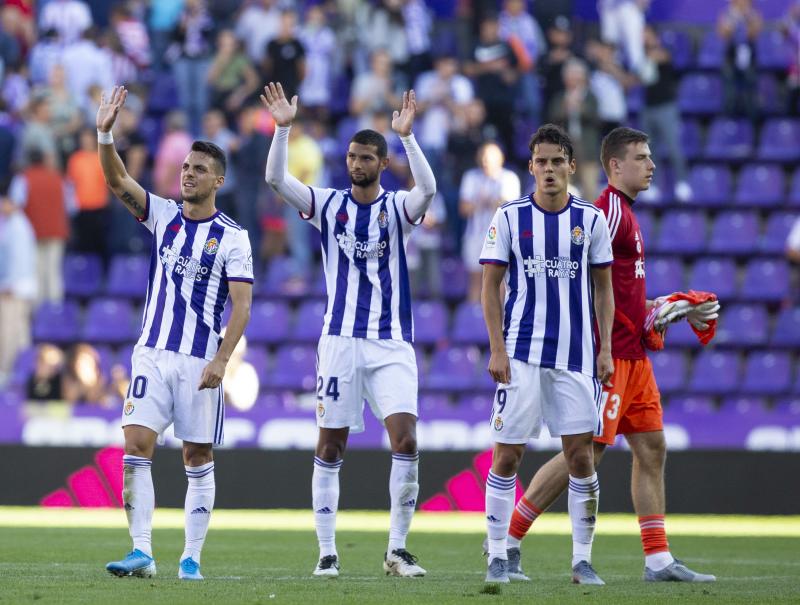 Salisu marca a Morata.