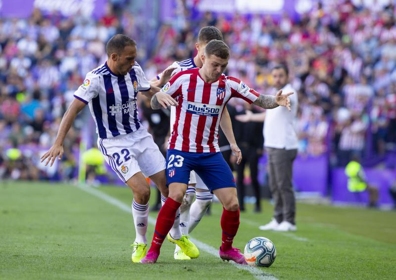 Salisu marca a Morata.