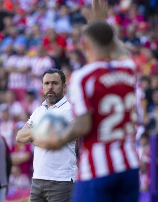 Salisu marca a Morata.