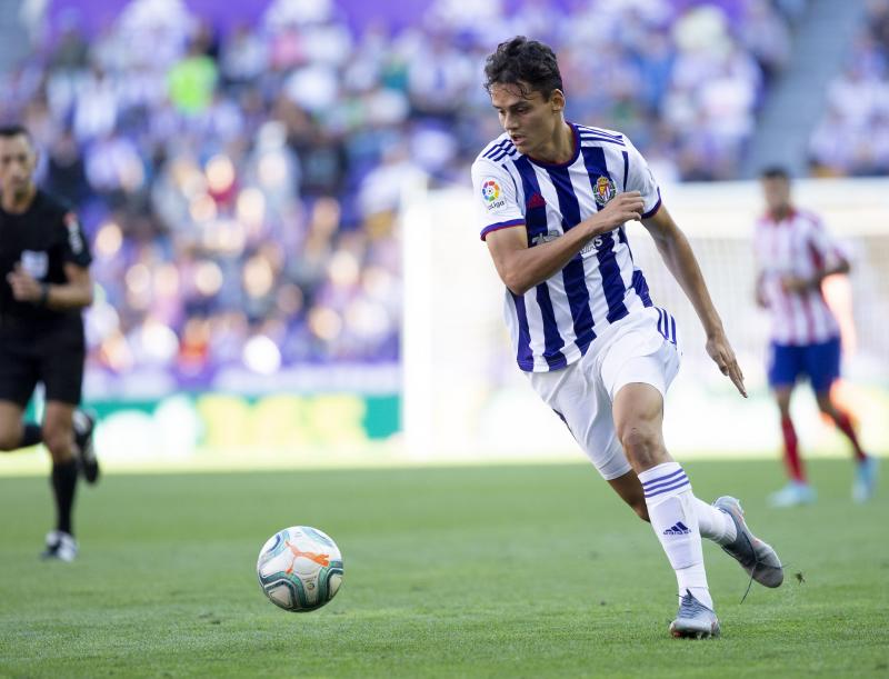 Salisu marca a Morata.