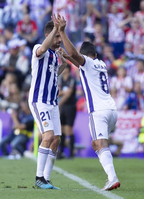 Salisu marca a Morata.