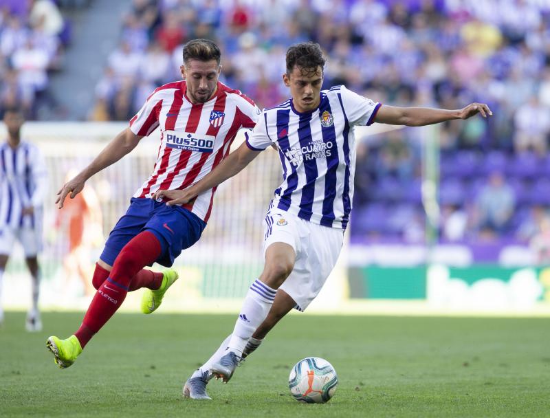 Salisu marca a Morata.