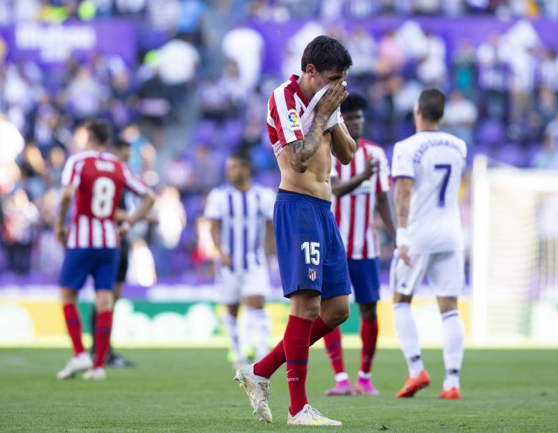 Salisu marca a Morata.