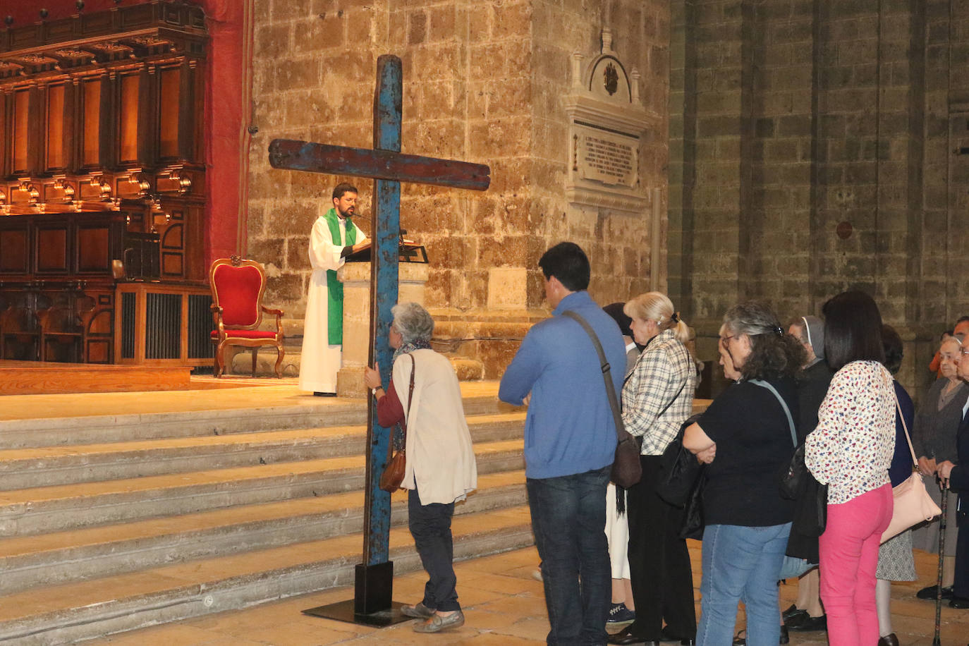 Luis Argüello saluda a varios jóvenes inmigrantes junto a la Cruz de Lampedusa. 