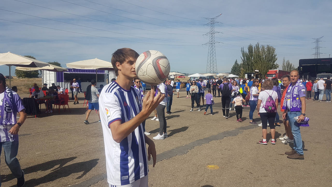 Aficionados blanquivioletas en la 'fan zone'. 