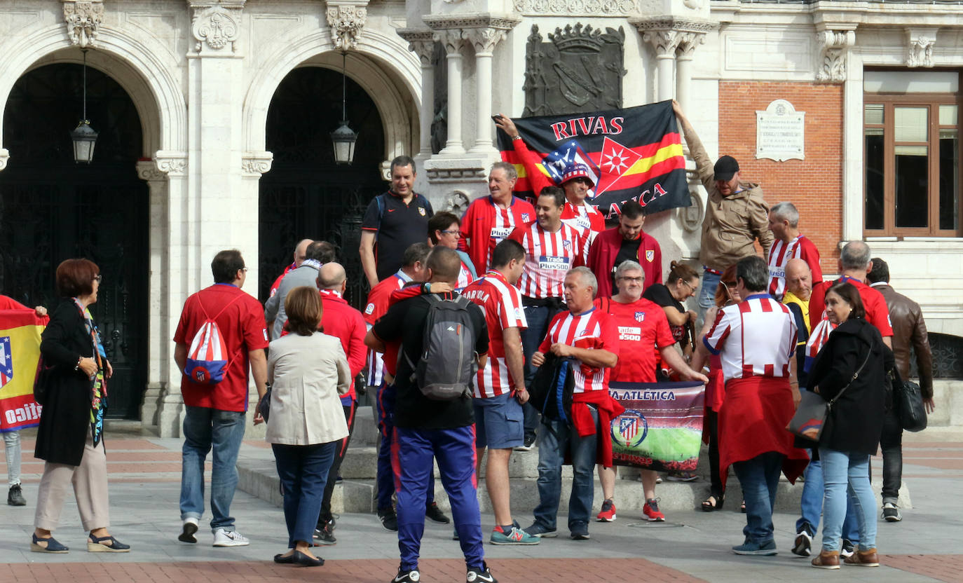 Aficionados blanquivioletas en la 'fan zone'. 