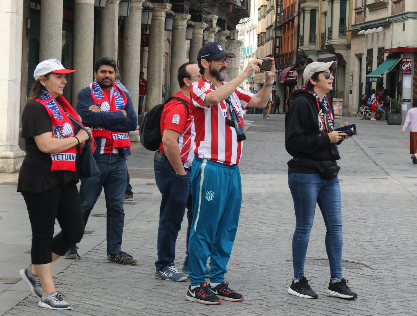 Aficionados blanquivioletas en la 'fan zone'. 