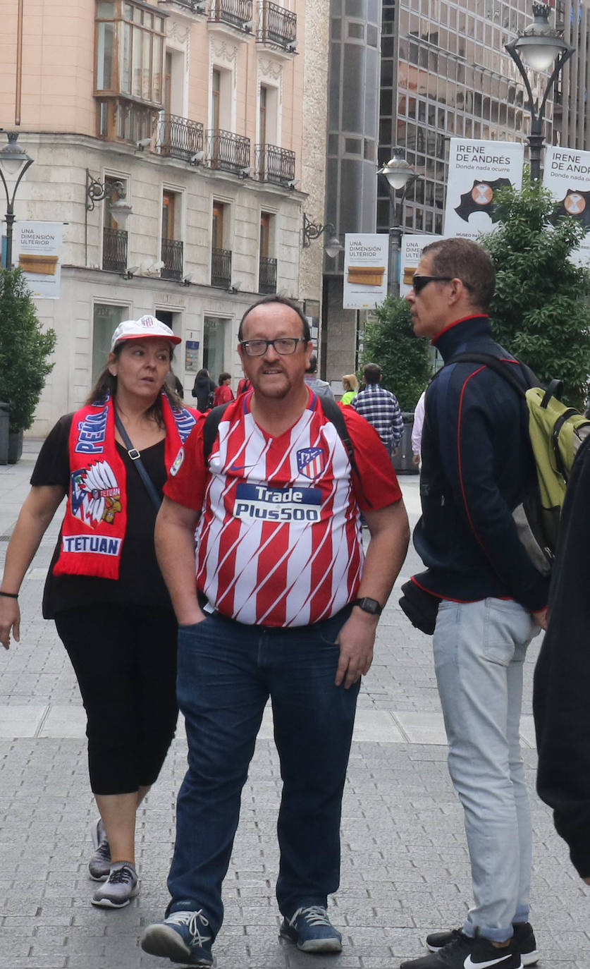 Aficionados blanquivioletas en la 'fan zone'. 