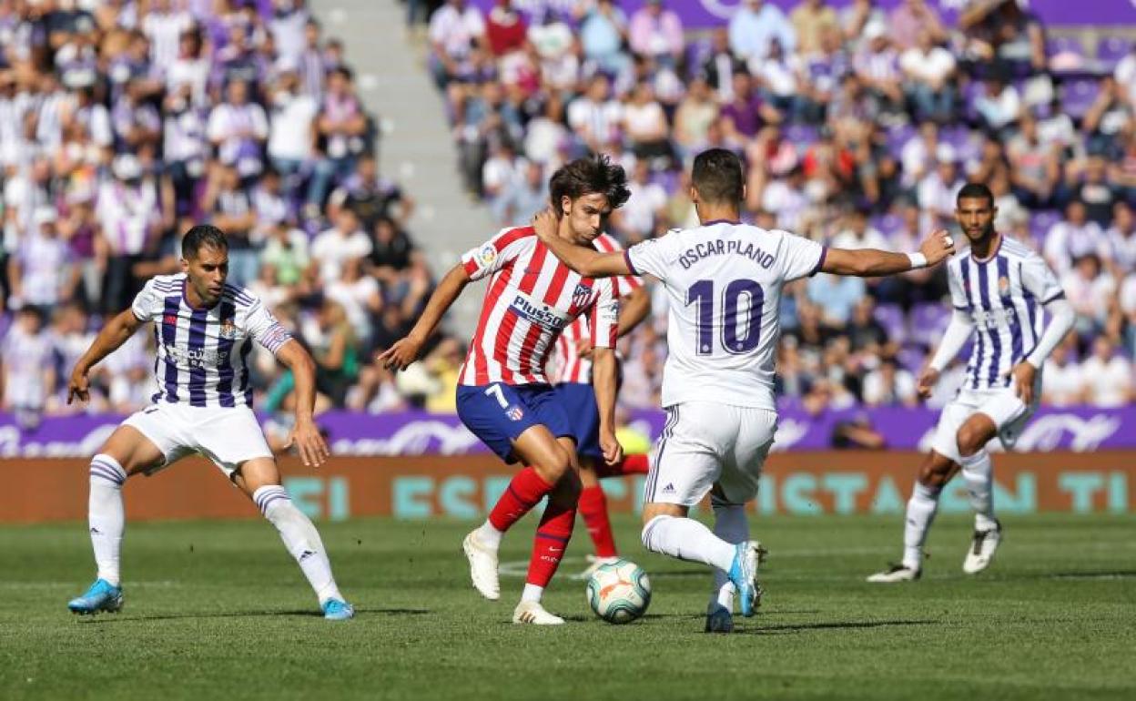 Óscar Plano trata de frenar a Joao Félix, en una acción del partido