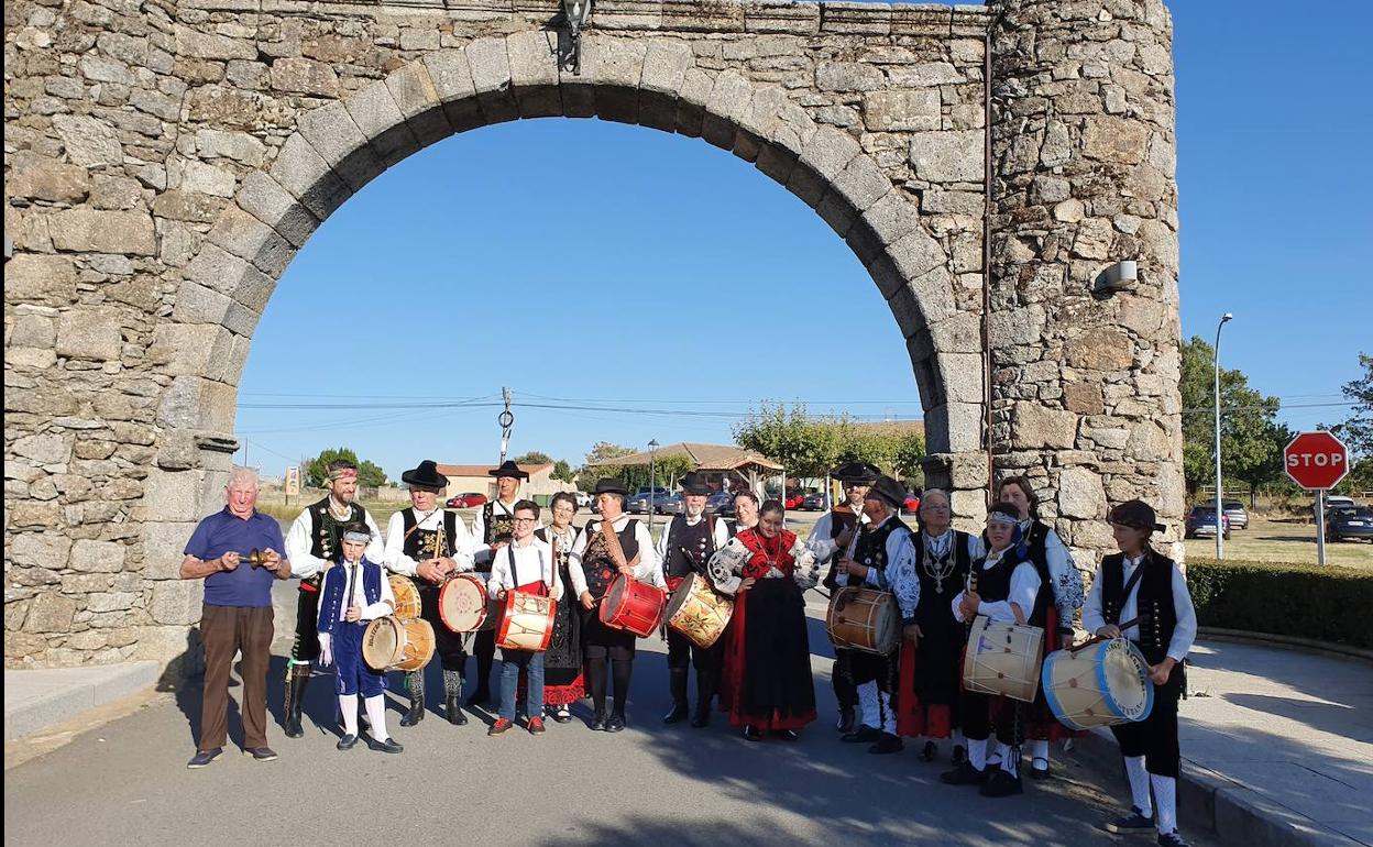 Participantes en el festival folclórico celebrado ayer en San Miguel de Valero, antes de iniciar el pasacalles por el pueblo.