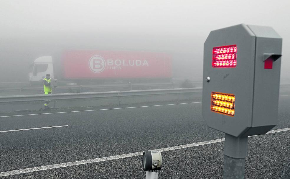 Balizas instaladas en el tramo. Avisan si hay un coche delante y desvían el tráfico cuando hay poca visibilidad.