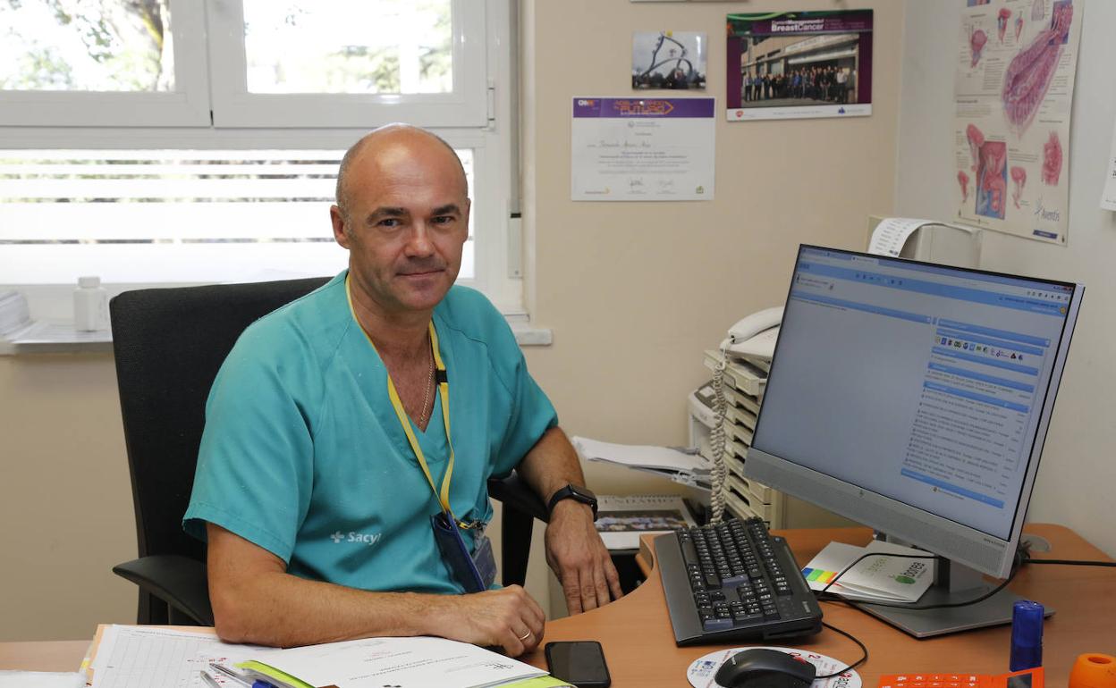 El doctor Fernando Arranz, en su despacho del Hospital Río Carrión. 