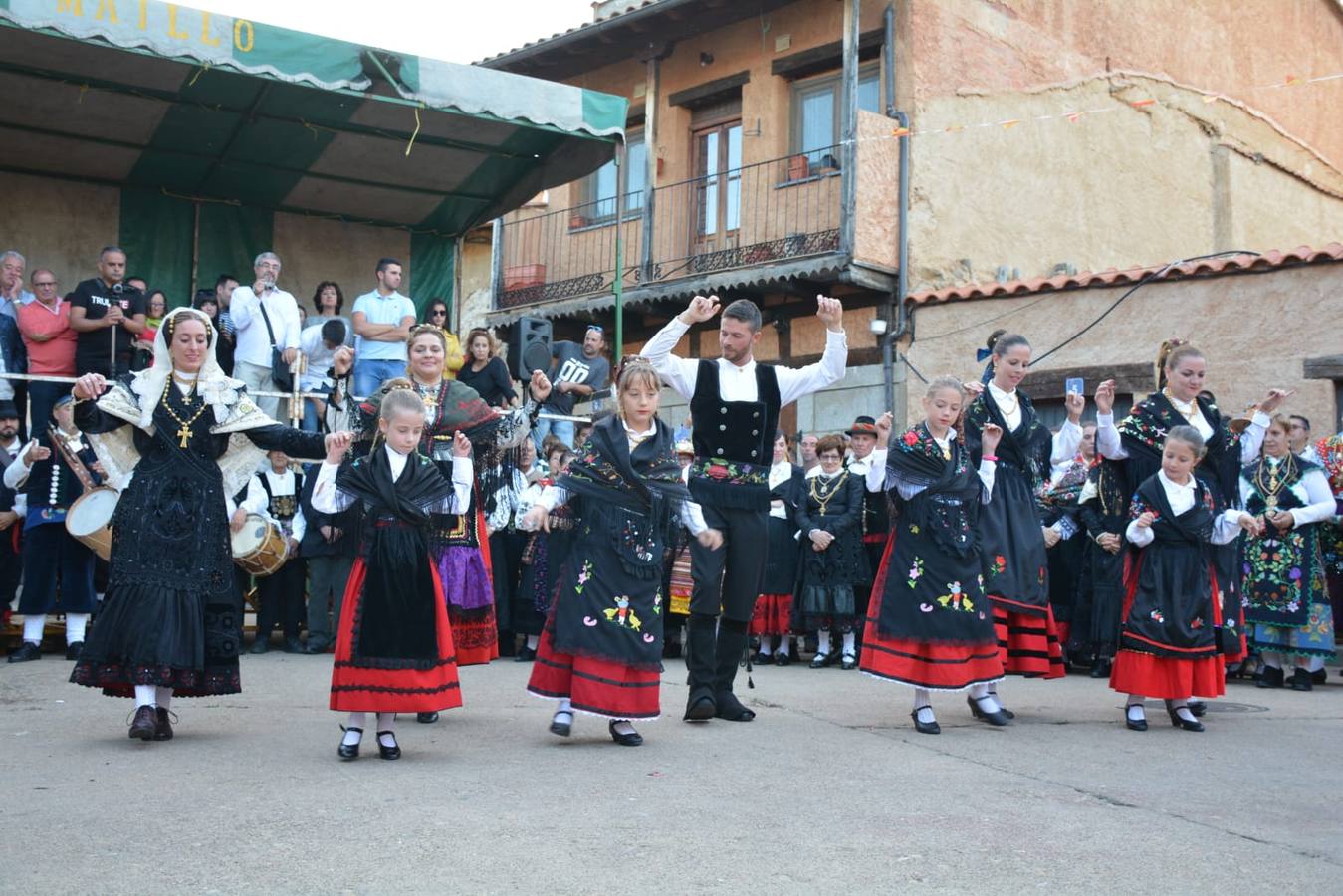 Fotos: El folclore toma las calles de El Maíllo