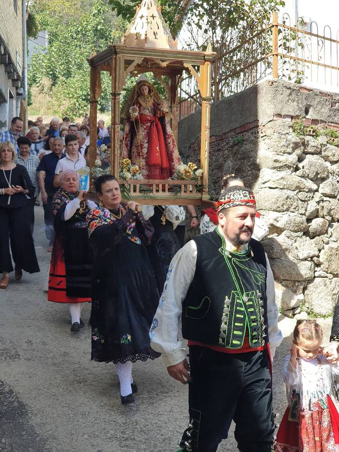 Fotos: La Virgen de la Misericordia estrena manto en Monleras